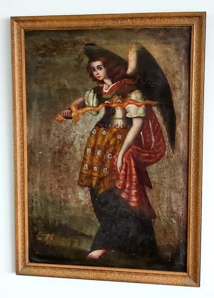 ESCOLA CUSQUENHA - QUADRO EM OST, ANJO URIEL, MEDIDA TOTAL 86X61CM. ASSINATURA NÃO IDENTIFICADA. NECESSITA FIXAÇÃO DA TELA NA PARTE SUPERIOR DA MOLDURA. — Escola Cusquenha