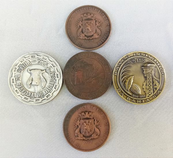 NUMISMÁTICA, cinco (5) medalhas distintas em bronze: 1 do Instituto da Ordem dos Advogados Brasileiros Exposição Internacional de Trabalhos Jurídicos VII de setembro de 1843-1844, gravador FC (Francisco José Pinto Carneiro, maçom militante, ingressou na Casa da Moeda do Brasil no Rio de Janeiro em 1851, em 1913 completou 62 anos de trabalho ativo, veio a falecer pouco tempo depois), medindo 42 mm diâmetro; 2 comemorativas ao VIII Aniversário do Tribunal de Alçada da Guanabara II Encontro dos Tri — NUMISMÁTICA