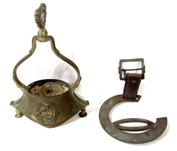 DIVERSOS - Dois antigos estribos para montaria, sendo um em bronze e um em metal, com modelos, formatos e tamanhos distintos. Med. maior: alt 21 cm/ menor: diam 12,5 cm. — DIVERSOS