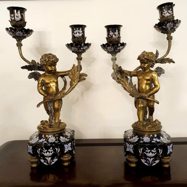 WONG LEE - PAR CE CASTIÇAIS CHINES EM BRONZE E PORCELANA, PEÇA LINDAMENTE DECORADA ANJOS SEGURANDO PALMAS, MED. 43 CENTÍMETROS CADA. — WONG LEE
