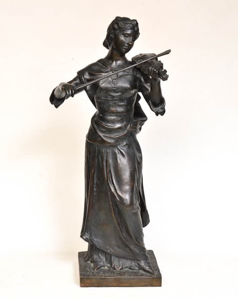 SEM ASSINATURA - Maravihosa escultura em bronze francês do Séc. XIX representando " Violinista ", peça de exclente fundição, especial para colecionadores. Med.: 74 x 35 x 30 cm. — Sem Assinatura