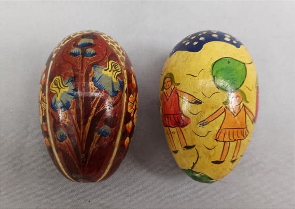 DIVERSOS, dois (2) ovos torneados em madeira com pintura multicolorida, ditos PYSANKY ou DRIAPANKY (conhecido também com diversos outros nomes a depender da região; tradição milenar Pagã da Europa Central e Oriental, mormente entre os povos Eslavos, inicialmente decorados com símbolos da natureza, relacionado ao Deus Sol DAZHBOH (Deus que aquecia a terra e era a fonte de toda a vida), usados nos rituais da primavera e serviam como talismãs benevolentes, além de madeira eram confeccionados em mat — DIVERSOS