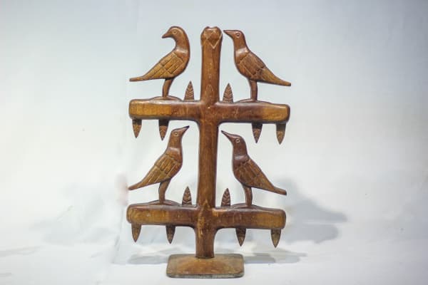 Anezio, escultura Naife assinada na base representando aves medindo 49 cm de altura por 32 cm por 5 cm. — Anezio