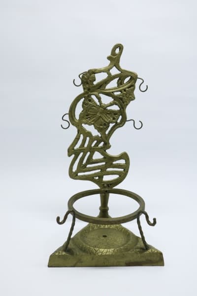 DIVERSOS - Suporte de garrafa e canecas, feita em bronze, lavrada com motivo de borboleta. Alt. 28 cm. — DIVERSOS
