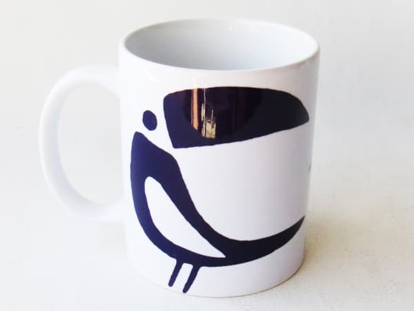 CARYBÉ - Belo e apaixonante CANECA em Cerâmica com Desenho de CARYBÉ, uma TUCANO a pedido de JORGE AMADO e D. ZÉLIA GATTAI usadas na CASA do RIO VERMELHO, hoje o museu. Peça executada de série ESPECIAL, AUTORIZADA e ESCLUSIVA da FUNDAÇÃO CARYBÉ em ALTO BRILHO - Assinada - Dimensões: 10 x 08 cm sem considerar a alça . - Lote E — CARYBÉ