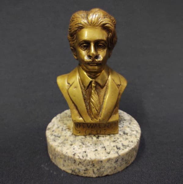 COLECIONISMO--PESADO E PEQUENO BUSTO EM BRONZE MACIÇO DOURADO, REPRESENTANDO DETALHADA FIGURA DE "OSWALDO CRUZ"-.IMORTANTE MÉDICO BACTERIOLOGISTA E SANITARISTA BRASILEIRO-PIONEIRO NO ESTUDO SOBRE MOLESTIAS TROPICAIS (1872 MA--1917 RJ)-- BASE CIRCULAR EM MÁRMORE. --- Med:15cm alt. — COLECIONISMO