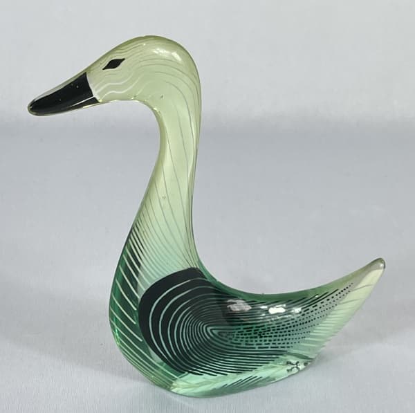 ABRAHAM PALATNIK (1928). "Pato", escultura em acrílico policromado. Alt.: 16 cm. Comp. 12 cm. Assinada. — PALATNIK, Abraham