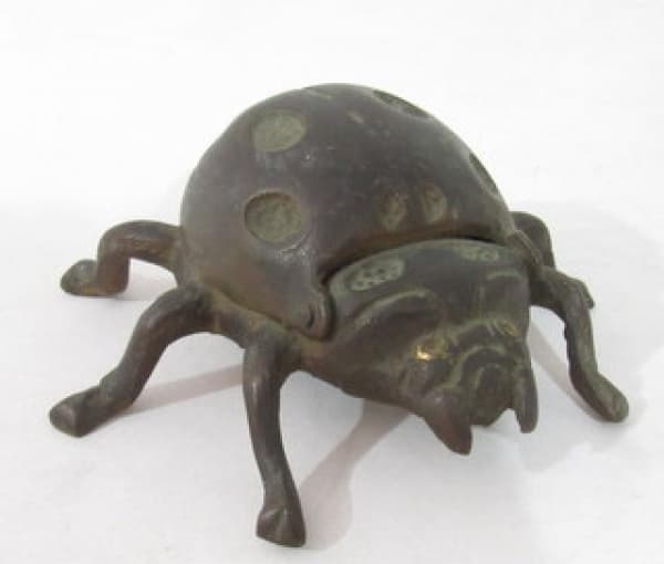 BRONZE - Cinzeiro em bronze representando um besouro. Medida 14 cm x 15 cm x 6 cm. — BRONZE