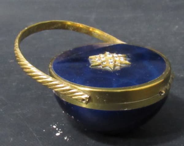 DIVERSOS - Porta pó compacto vintage, com espelho e esponja em bronze com esmaltagem azul cobalto, alça articulada e decoração com pedrarias na tampa. Medidas: altura com a alça: 6cm, diâmetro: 5,5cm. — DIVERSOS