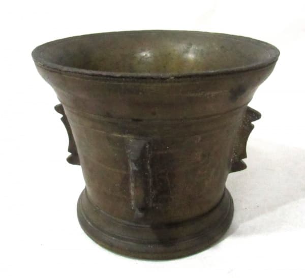 BRONZE - Antigo almofariz em bronze decorado com frisos. Não acompanha pilão. Medidas 10 x 13 cm. — BRONZE