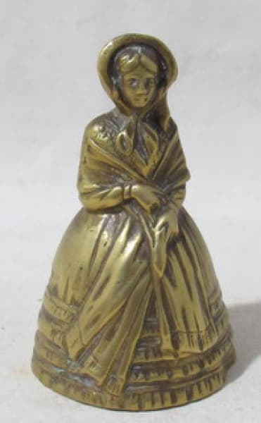 BRONZE - Sineta em bronze na forma de mulher camponesa. Altura 10 cm. — BRONZE
