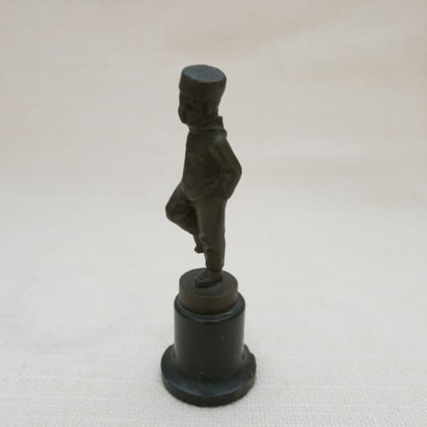 Escultura em bronze sobre base de pedra, assinada Fulborn, 13 cm. Em bom estado. — Fulborn