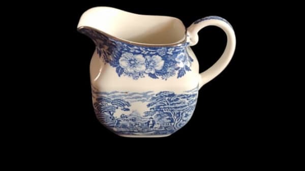 WOODS LAND - ENOCH WEDGWOOD ENGLAND - Mini leiteira em faiança, com pintura artesanal na tonalidade azul de tema galante. Medidas: 9 m de altura, 11 cm de comprimento e 7 cm de largura. — WOODS LAND
