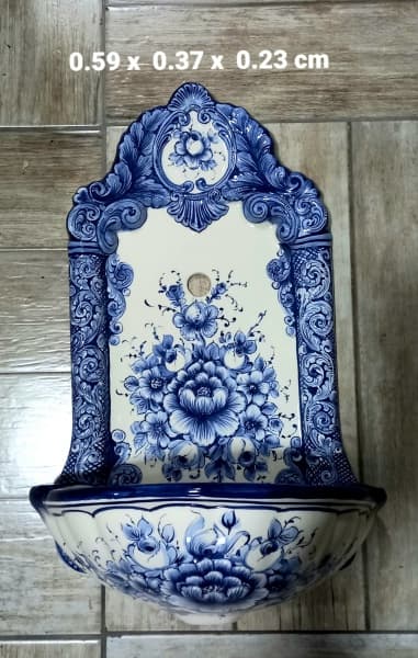IMPONENTE PIA LAVABO DE PAREDE EM FAIANÇA BRANCA COM FLORES E ARABESCOS EM TOM AZUL COBALTO , PINTURA MANUAL PORTUGUESA . MEDIDAS 0.59 X 0.37 X 0.23 CM , PERFEITO ESTADO. — IMPONENTE PIA LAVABO DE PAREDE EM FAIANÇA BRANCA COM FLORES E ARABESCOS EM TOM AZUL COBALTO