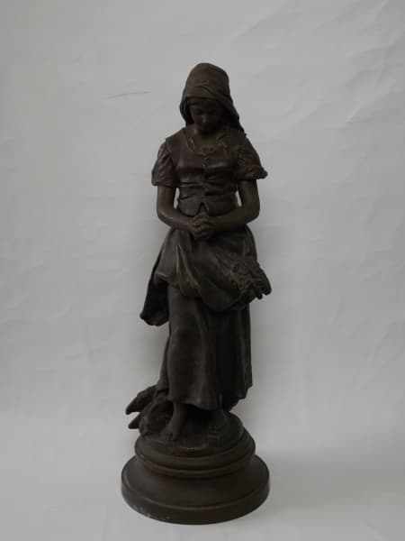EMILE PEYNOT (França 1850 - 1932) "L'Angelus" escultura em petit bronze. Assinada. Selo de fabricação francesa. Alt. total 61cm. — EMILE PEYNOT