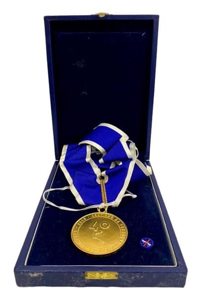 NUMISMÁTICA (Cidade do Rio de Janeiro, Medalha 1 de Março) - Antiga e rara medalha de Peito, 450 anos da Fundação Histórica da Cidade, em bronze dourado finamente cinzelada, datada de 2015. Medalha concedida pela primeira vez em 2015, foi criada para ser entregue a cariocas de nascimento ou adoção, escolhidos pelo ate então prefeito Eduardo Paes. A presidente Dilma Rousseff recebeu a Medalha 1º de Março, na festa dos 450 anos do Rio. Acondicionada em caixa original. Med 4x14x19 cm (Caixa). — NUMISMÁTICA