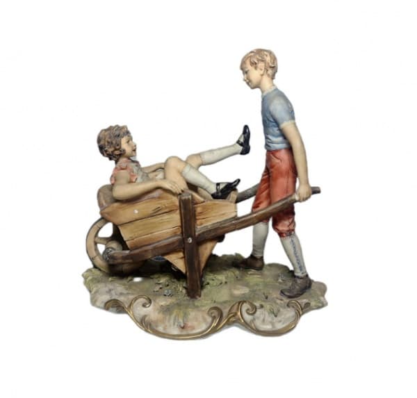 Sandro Maggiad. Escultura em delicada Faiança Alemã. Assinada e ricamente detalhada, monogramada. Brincadeira de criança.Medidas: 20x12x20cm. — Sandro Maggiad