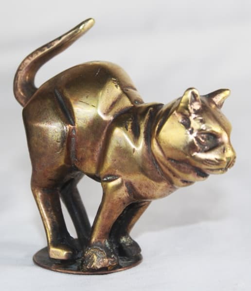 HELIO TRUCI - "Gato". Escultura em bronze estilo art déco assinada, com número 27 na base. Med.: 7x8x3,5cm. — HELIO TRUCI