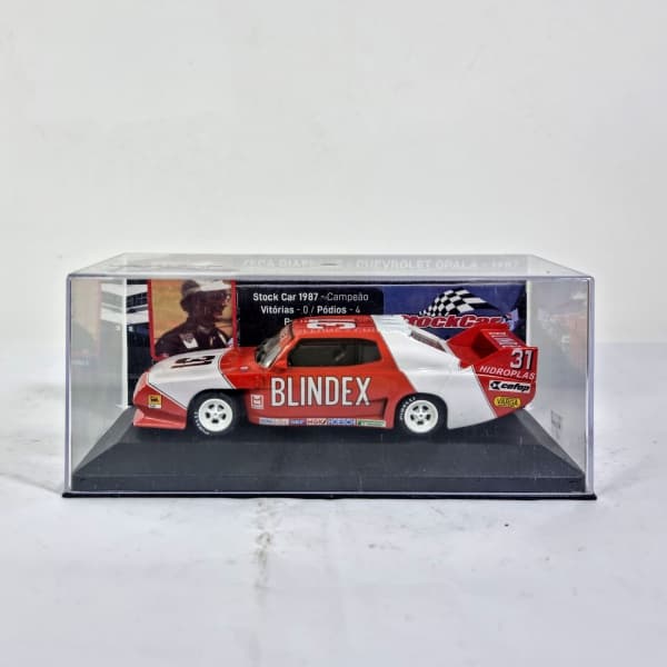 COLECIONISMO---MINIATURA DE CARRO DA MARCA -CHEVROLET OPALA/1987--Stock Car Zeca Giaffone - Escala 1/43 - BELA E FIDEDIGNA PEÇA EM METAL, COM PNEUS DE BORRACHA. PINTURA RICA EM DETALHES, NOS TONS BRANCO E VERMELHO--EXCELENTE ESTADO DE CONSERVAÇÃO. ACOMPANHA BASE E CAIXA DE ACRÍLICO, PARA COLECIONADORES- — COLECIONISMO