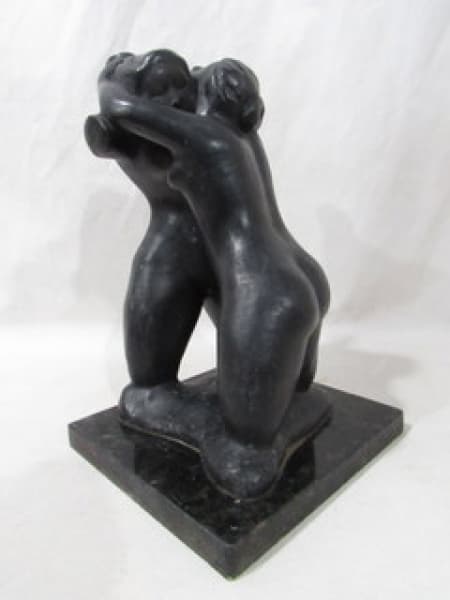 BRONZE - Escultura em bronze, "O Abraço" com pedestal em granito. .Assinatura não identificada. Med. 33x20x22cm. — BRONZE