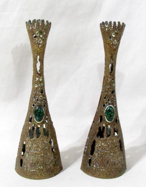 BRONZE - Um par de castiçais para uma vela, em bronze, inscrições judaicas, parte frontal adornado com pedra verde em resina. Medida: 23cm de altura. — BRONZE