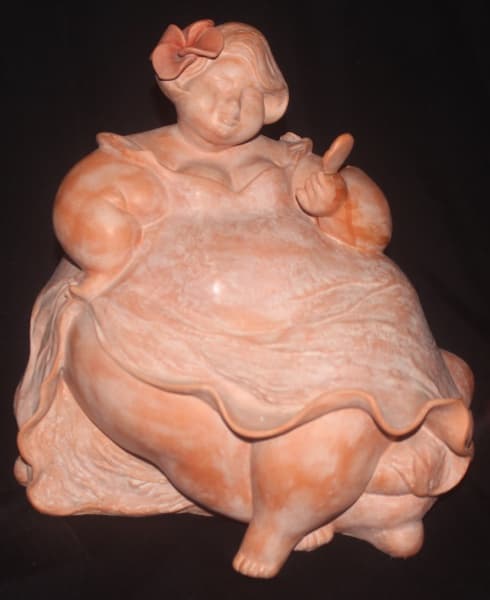 ASSINATURA ILEGÍVEL - "Figura com Espelho" - Escultura em terracota, assinada. Espelho colado. Med.:.35x35x27cm. — Assinatura Ilegível