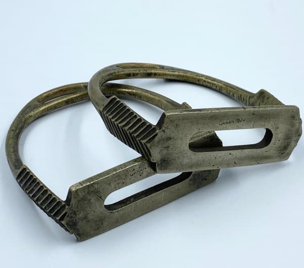 GARANTIDO - Antigo par de estribo em bronze. Medidas: 11 x 10cm. Proveniente da coleção de Robert Loutsch, Engenheiro, Diretor e Superintendente do setor de produção de ferro gusa, da Companhia Belgo-Mineira. Residiu nas cidades mineiras de João Monlevarde e Sabará, em meados do Século XX. — GARANTIDO