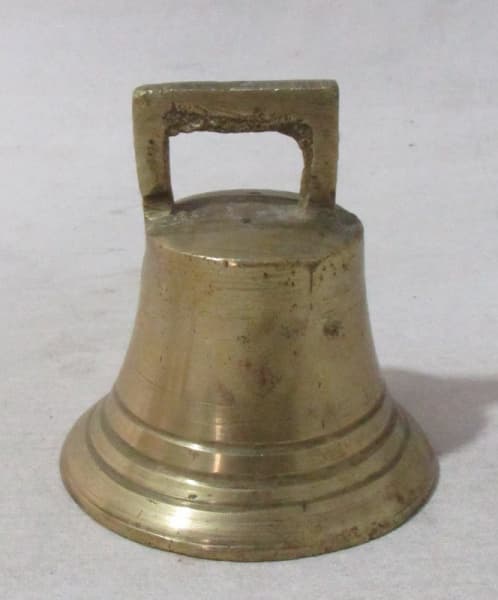 BRONZE - Um sino em bronze com base cinzelada e pega vazada. Medidas: 7x6,5cm. — BRONZE