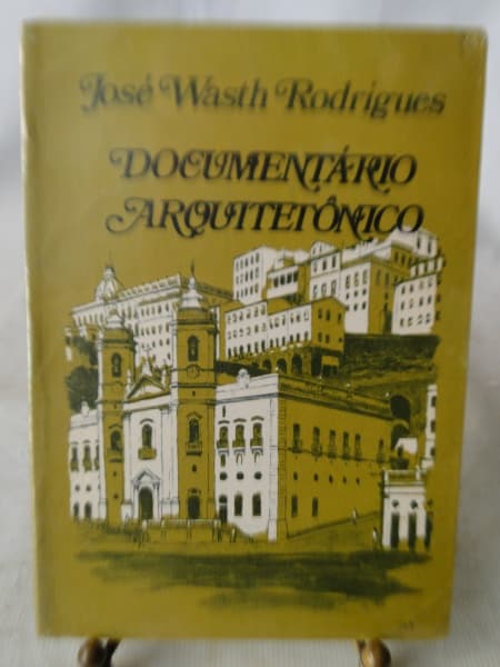 DOCUMENTÁRIO ARQUITETÔNICO - JOSÉ WASTH RODRIGUES - LIVRARIA MARTINS EDITORA / EDITORA DA UNIVERSIDADE DE SÃO PAULO - MUITO BOM ESTADO GERAL, FORMATO: 16 x 22,5 cm - "Não é preciso salientar aqui a importância da Arquitetura como fonte histórica. Felizmente, a Arquitetura religiosa brasileira tem sido bastante estudada. Já o mesmo não acontece com a Arquitetura civil. Como é impossível tombar tudo pelo Patrimônio Histórico, casas belas e antigas continuam sendo demolidas. Daí a importância deste — DOCUMENTÁRIO ARQUITETÔNICO