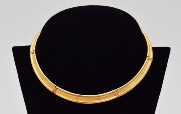 BRUNO GUIDI - Excepcional gargantilha em ouro amarelo, contraste do artista e teor 18 k. Med. 13 cm. Peso 51,5 gr. (Por medida de segurança esse lote não se encontra em nossa loja). Famoso ourives florentino. Trabalhou em conjunto com Haroldo Burle Marx na confecção das famosas joias, muitas das quais participou nos desenhos e produção. — BRUNO GUIDI