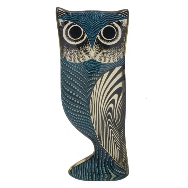 ABRAM PALATINIK (1928 2020) - Escultura em resina representando coruja nas cores azuis e preto, assinado por monograma na base, med. 19 cm. Peça com selo ao fundo Royal. — ABRAM PALATINIK