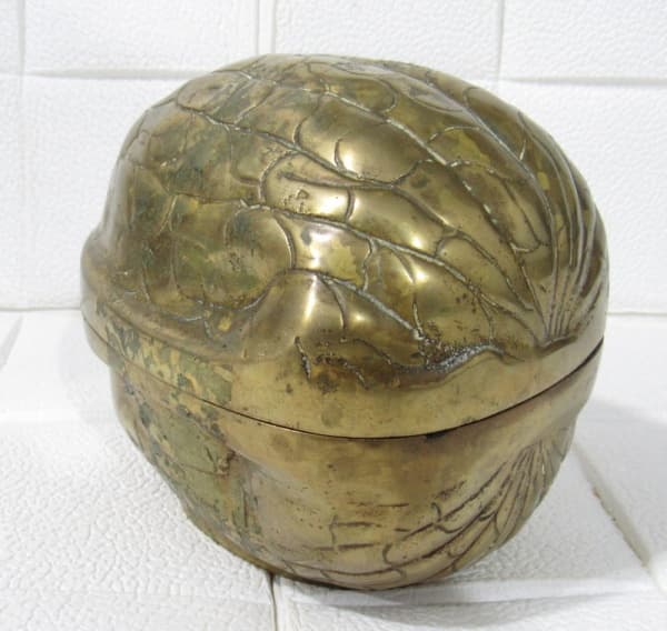 BRONZE - Caixa porta-joias confeccionada em bronze no feitio de noz, marcada no fundo DUE SORELLE. Medidas 10 x 13 x 10 cm — BRONZE