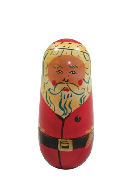 COLECIONISMO, Quatro bonecas matrioskas/russas confeccionadas em madeira, em tamanhos diferentes e agrupadas uma dentro da outra, da menor até a maior, adornadas com pintura à mão policromada representando papai noel. Medidas: maior 12cm, menor: 3,5cm. De acordo com a cultura russa, as matrioskas simbolizam a ideia de maternidade, fertilidade, amor e amizade. — COLECIONISMO