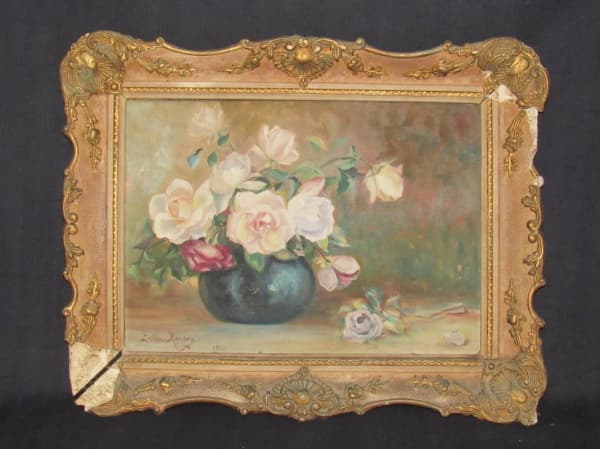 ZELIA MORAES, "Vaso de Flores", óleo sobre tela, assinada e datada, moldura confeccionada em madeira, bordas moldadas no feitio de acantos, volutas e folhagens em relevo. Moldura no estado, possui sinais de cupins. Medidas da obra 44 x 31 cm e da moldura 60 x 47 cm — ZELIA MORAES