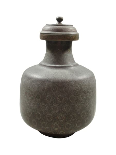 BRONZE, Grande potiche confeccionado em bronze, ricamente cinzelado por florões, concheados e elementos geométricos, corpo bojudo, necessitando polimento, apresentando pequena mossa na tampa, medindo 47x15cm — BRONZE