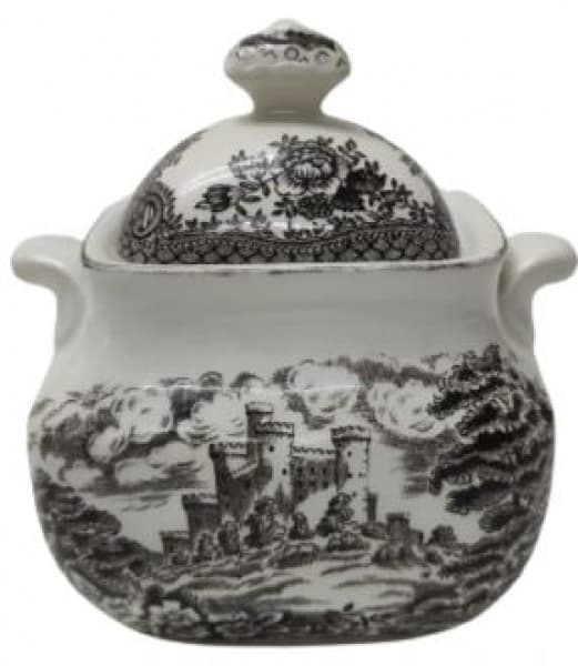 OLD ENGLISH VILLAGE - Açucareiro em porcelana inglesa na tonalidade branca, com pintura artesanal na tonalidade marrom, com tema de castelo. Obs: Parte interna da tampa quebrada e colada. Medidas: 13 cm de altura, 8 cm de largura e 11 cm de comprimento. — OLD ENGLISH VILLAGE