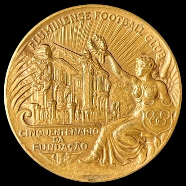 FLUMINENSE FOOTBALL CLUBE (BRONZE / 70.8 GRAMAS / 50.00 MM / CASA DA MOEDA, SÉCULO XX) - RARA MEDALHA BRASILEIRA, COMEMORATIVA AO CINQUENTENÁRIO DA FUNDAÇÃO DO FLUMINENSE FOOTBALL CLUB (1902-1952), EXECUTADA EM BRONZE PELA CASA DA MOEDA DO BRASIL, EM MEADOS DO SÉCULO XX. DIÂMETRO APROXIMADO: 50.0 MM. PESO APROXIMADO: 70.8 GRAMAS. MEDALHA CATALOGADA NO CATALOGO KURT PROBER. — FLUMINENSE FOOTBALL CLUBE