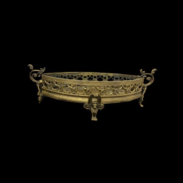 BELÍSSIMO CENTRO DE MESA OVAL EM BRONZE COM FUNDO EM METAL DOURADO, PEGAS LATERAIS EM ACANTOS E SUSPENSO POR QUATRO PÉS COM ESCULTURAS DE LEÕES. MED. 17 X 52 X 26 CM. — BELÍSSIMO CENTRO DE MESA OVAL EM BRONZE COM FUNDO EM METAL DOURADO