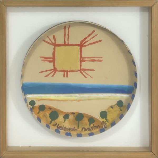 ALDEMIR MARTINS (1922-2006). "Paisagem com marinha e sol", técnica mista sobre forma de pizza. Diam. 38 cm. Assinado e datado (1998) no meio. — Aldemir Martins