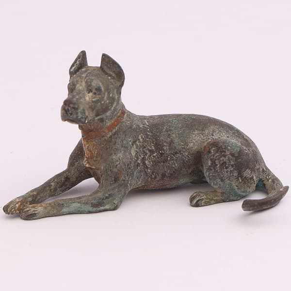 BRONZE - Escultura em bronze patinado e cinzelado representando "Cachorro" Med: 4 x 8cm — BRONZE