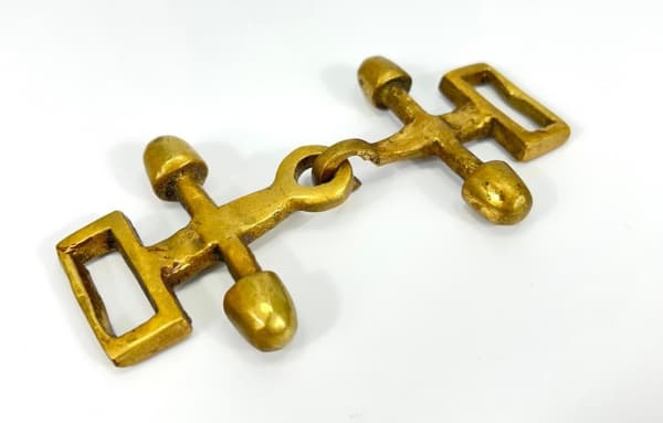BRONZE - Fivela confeccionada em bronze. Medidas: 12,5x7cm. — BRONZE