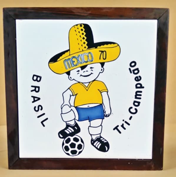 COLECIONISMO - OBJETO DECORATIVO DE PAREDE OU MESA - LEMBRANÇA DA COPA DE 70 MÉXICO BRASILTRI-CAMPEÃO - ITEM AZULEIJO SOBRE MADEIRA CONSERVADO MEDE 17,5 cm X 17,5 cm de lados — COLECIONISMO
