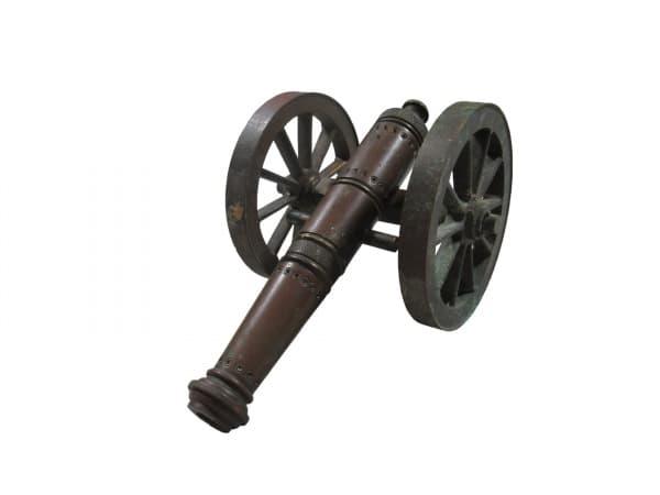 BRONZE, Miniatura de canhão confeccionado em bronze maciço, apresentando quebra aonde fixa o canhão nas rodas, medindo 12x21cm. — BRONZE