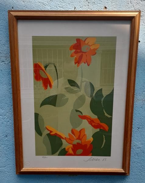 CARLOS SCLIAR - " Flores " - Gravura ,numerada 57/100 - Emoldurada com Vidro , assinada e datada 83 pelo Artista Plástico , nascido em 1920 em Santa Maria no Rio Grande do Sul e falecido em 2001 no Rio de Janeiro .Gravurista por opção, apaixonou-se pela serigrafia, em cuja técnica desenvolveu várias séries . Foi Pintor, desenhista, gravador, ilustrador, cenógrafo, roteirista, designer gráfico. Medidas : 80 cm X 58 cm . — Carlos Scliar
