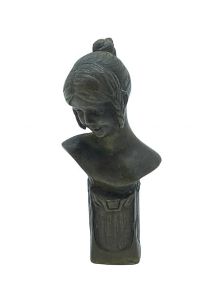 ESPLENDOROSO SINETE, METICULOSAMENTE EXECUTADO EM BRONZE, QUE REMONTA AO INÍCIO DO SÉCULO XX NA FRANÇA, CIRCA 1900. A OBRA TRAZ UMA DELICADA FIGURA FEMININA, ESCULPIDA COM PRECISÃO E GRAÇA, EVOCANDO A ELEGÂNCIA E O REFINAMENTO DA BELLE ÉPOQUE. MEDINDO 8CM DE ALTURA. — ESPLENDOROSO SINETE