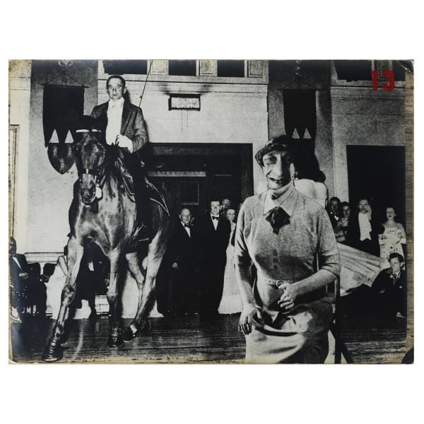 ATHOS BULCÃO (1918 2008) - Raríssima fotomontagem, Baile de caridade, numerada: 13, década de 50. Medidas: 18 x 24 cm. Nota sobre o artista: Athos Bulcão (Rio de Janeiro RJ 1918 - Brasília DF 2008) Pintor, escultor e arquiteto. Em 1939, abandona o curso de medicina para dedicar-se à pintura. Apresentado por Murilo Mendes (1901 - 1975) ao casal Vieira da Silva (1908 - 1992) e Arpad Szenes (1897 - 1985), frequenta o ateliê deles na década de 1940. Em 1945, trabalha como assistente de Candido Porti — Athos Bulcão