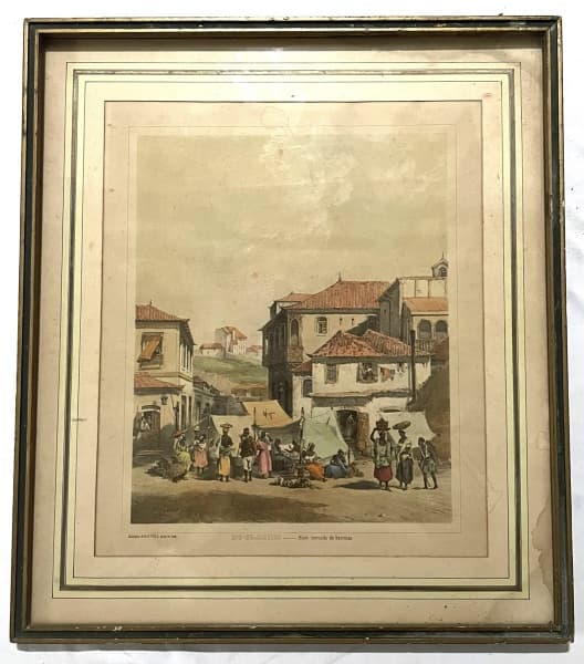 COLECIONISMO--SEC XIX----ADOLPHE HASTREL PINXET INTITULADO RIO DE JANEIRO" UM MERCADO DE BARRACAS". ANTIGA GRAVURA MULTICOLORIDA, DE ÉPOCA. --- Med:43cm comp x 38cm larg. --- Moldura antiga,no estado. — COLECIONISMO