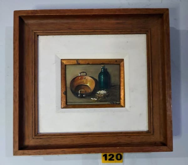 ASSINATURA NÃO IDENTIFICADA -OST. NATUREZA MORTA. EM MOLDURA EM MADEIRA. ANO 1988. MED TOTAL 26 X 28 CM. — Assinatura Não Identificada