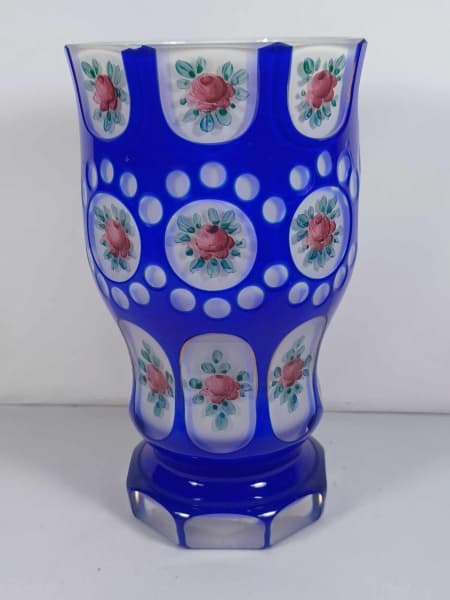 COLECIONISMO-beaker em vidro opalinado e detalhes com pintura manual em reserva.na tecnica conhecida como OVERLAY.manufatura proavelmente alema ou francesa.15c,m de altura — COLECIONISMO