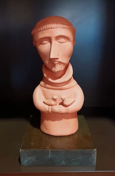 INOS CORRADIN, São Francisco, escultura em terracota, 25cm (somada a base), assinada. — Inos Corradin